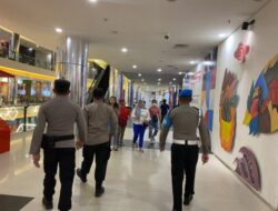 Personil Pos Pam Singkawang Sambangi Grand Mall Lakukan Patroli Jalan Kaki
