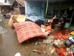 Petugas Gabungan Evakuasi Warga yang Terjebak Banjir Bandang Kebonbatur Mranggen Demak