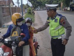 Polantas Polres Rembang Beri Apresiasi Anak-anak Taat Lalu Lintas Sejak Dini