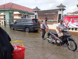 Polisi Hadir Bantu Warganya Yang Terjebak Banjir Rob Di Jalan Raya Desa Gebang