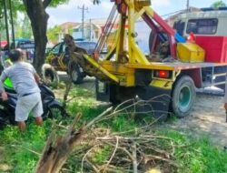 Siap Tanggap Laka Lantas, Polsek Demak Kota Bantu Evakuasi Sepeda Motor Tercebur Sungai