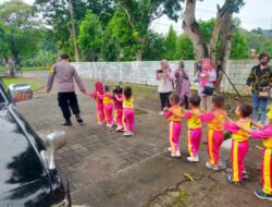 Polsek Kebonagung Demak mendapat kunjungan anak-anak TK dan Kelompok Bermain Mekar Sari