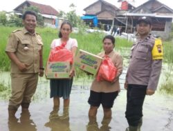 Polsek Mijen Bagikan Sembako Untuk warga terdampak banjir di Mijen