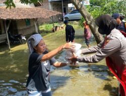 Polwan Polresta Pati Rela Basah-basahan Suplai Makanan untuk Korban Banjir