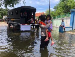 Polwan Polresta Pati dan Brimob Distribusikan Ratusan Makanan untuk Korban Banjir