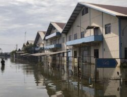 Puluhan Warga Trimulyo Semarang Mengungsi karena Banjir Capai 1 Meter