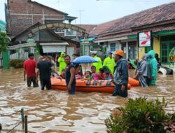 Quik Respon Polres Batang, Evakuasi Korban Banjir
