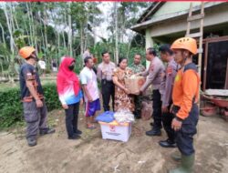 Kapolres Salatiga Beri Bantuan Pemilik Rumah Yang Tertimpa Pohon Tumbang Di Sidorejo Kidul