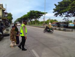 Saat Patroli Siang Hari, Polsek Demak Kota Sigap Bantu Warga Menyeberang Jalan