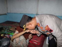 Santun, Kapolres Banjarnegara Datangi Dua Nenek Kurang Mampu