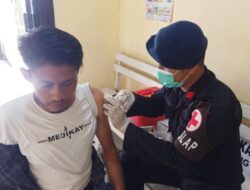 Sat Brimob Kalbar Bantu Pemerintah Pusat Untuk Vaksinasi Keplosok Kalimanta Barat