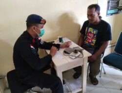 Sat Brimob Polda Kalbar Bantu Pemerintah Pusat Untuk Vaksinasi Keplosok Provinsi Kalimanta Barat