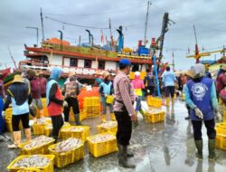 Sat Polairud Polres Rembang Himbau Nelayan Waspada Cuaca Buruk Di Laut Utara