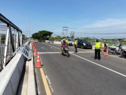 Satlantas Polres Demak Atur Lalu Lintas Dilokasi Perbaikan di jembatan Wonokerto