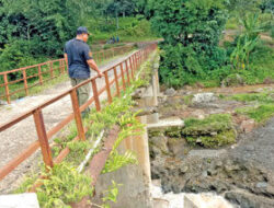Semakin Parah, Pondasi Jembatan Kali Belo Batang Menggantung