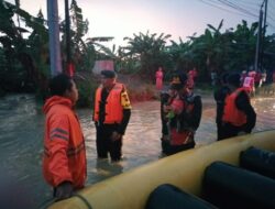 Semarang Diterjang Banjir, Polda Jateng dan SAR Gabungan Lakukan Evakuasi