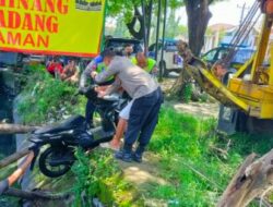 Siap Tanggap, Polsek Bantu Evakuasi Sepeda Motor Tercebur Sungai