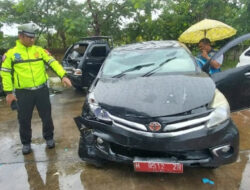 Mobil Dinas Protokoler Wagub Jateng Terguling di Tol Batang, Bermula Ban Pecah