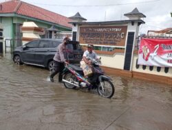 Terjebak Banjir Rob Di Jalan Raya Desa Gebang, Polisi Hadir Membantu Warga