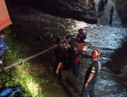 Terjebak Banjir di Candirejo Ungaran, 8 Pengunjung Kafe Dievakuasi Pakai Tali