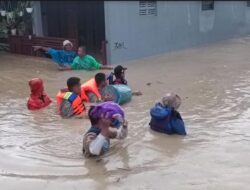 Tim SAR Brimob Polda Jateng Evakuasi Korban Banjir di Perumahan Dinar Semarang
