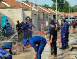 Tim SAR Arnavat Ditpolairud Polda Jateng Bersihkan Lingkungan di Perumahan Dinar Indah Meteseh Semarang Pasca Banjir