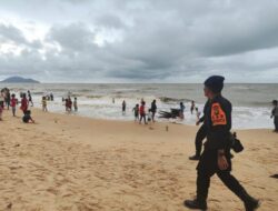 Tim SAR Satbrimob Polda Kalbar Selamatkan Anak Tenggelam di Pantai Pasir Panjang Singkawang