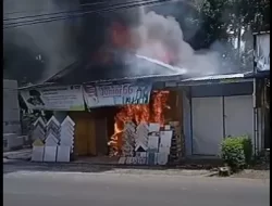 Toko Bangunan di Rakit Banjarnegara Terbakar