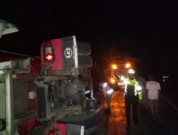 Truk Tangki BBM Terguling di Karangpucung Kabupaten Cilacap
