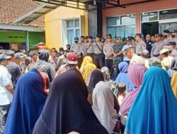 Warga Geruduk Kantor Desa Setelah Eks Kades Lengkong Banjarnegara di Copot