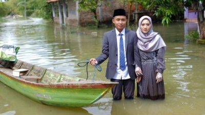 Viral! Pasangan di Pati Gelar Nikahan di Tengah Banjir