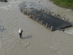 Warga di Banjarnegara Nekat Seberangi Sungai Saat Banjir Karena Jembatan Tak Kunjung Diperbaiki