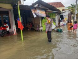 Wilayah Desa Binaan Terendam Banjir, Bhabinkamtibmas Turun Langsung Pantau Warga