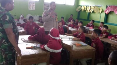 Menyikapi Isu Penculikan Anak Bhabinkamtibmas Polsek Karangtengah Beri Himbaun Kepada Anak SD