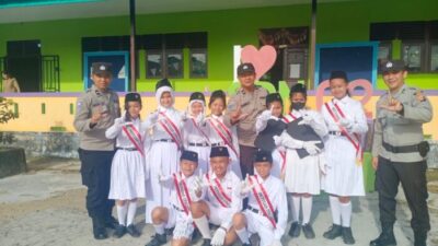 AIPDA DIWAN PIMPIN UPACARA DI SDN 2 NGABANG KALBAR