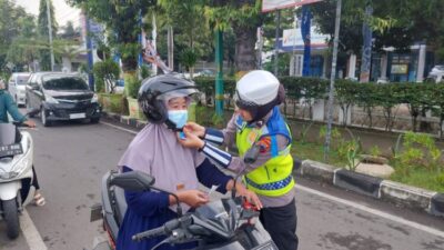 Agar Peduli Keselamatan Pengendara, Satlantas Polres Rembang Menghimbau Biasakan Klik Helm