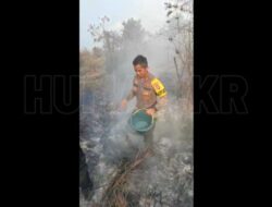 Aksi Heroik Kapolres Kubu Raya Turun Langsung Ikut Memadamkan Api Karhutla