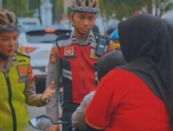 Anggota Polres KetapangPatroli Bersepeda, Ajak Warga Pengguna Jalan Bercengkrama
