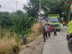 Polsek Batik Nau Turunkan Anggota Untuk Menjaga Kelancaran Lantas Saat Proses Evakuasi Truk Masuk Jurang dan Beri Himbauan Pengendara Lebih Waspada