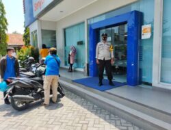 Personil Polsek Gajah Jaga Keamanan Perbankan Saat Pegawai Bank Sholat Jumat