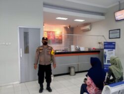 Anggota Polsek Gajah Pengamanan Bank Saat Pegawai Bank Sholat Jumat