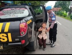 Anggota Polsek Gunem Kegembiraan Antar Anak-anak Pulang Sekolah Naik Mobil Patroli