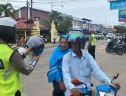Anggota Satlantas Polres Ketapang Bagikan Helm Secara Gratis, Saat Gelar Himbauan Operasi Keselamatan Kapuas
