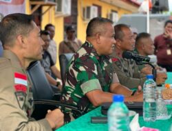 Aparat Gabungan TNI-Polri Evakuasi Warga dari Teror KKB Pakai Heli