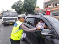 Satlantas Polres Rembang Bagikan Leaflet dan Stiker Sosialisasi Ops Keselamatan 2023