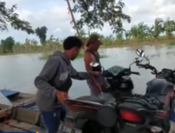 Banjir di Pati Kembali Tinggi, Warga Alih Profesi Jadi Tukang Ojek Perahu