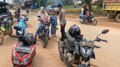 Berbaur Warga, Bhabinkamtibmas Polsek Nanga Tayap Tampung Curhatan Dari Warga