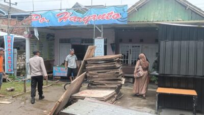 Beri Tumpangan Kepada Masyarakat, Anggota Posek Sale Rembang Antar Sampai Rumah