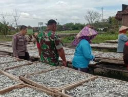 Bhabinkamtibmas Dan Babinsa Sambang Usaha Ikan Asin Di Desa Tridonorejo Bonang