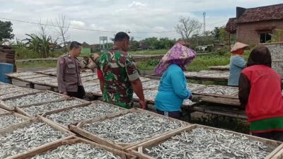 Bhabinkamtibmas Dan Babinsa Sambang Usaha Ikan Asin Di Desa Tridonorejo Bonang